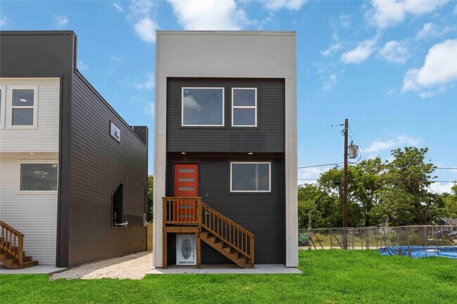 Foto del edificio - 2112 Des Chaumes St