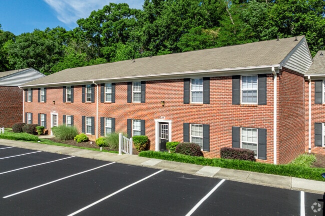 Building Photo - Colonial Pines