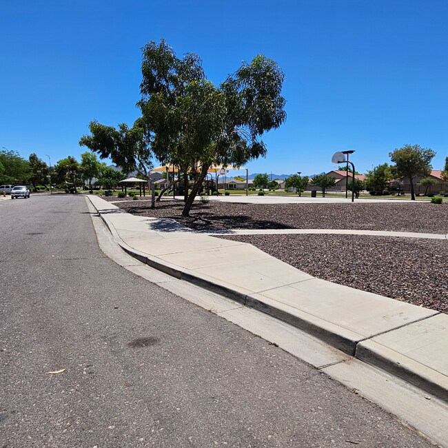 Foto del edificio - 2751 W Sunland Ave