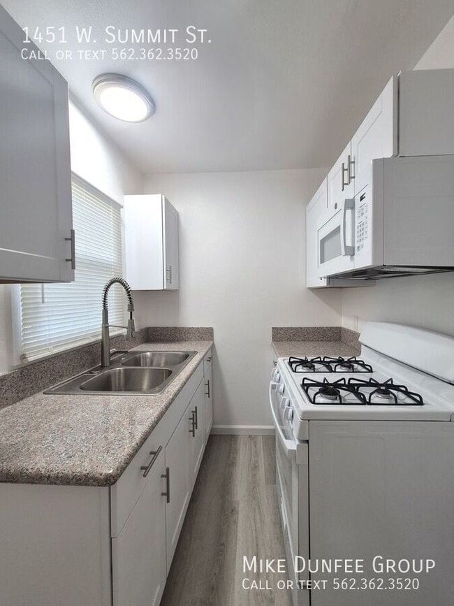 Photo - 1451 W Summit St Apartment