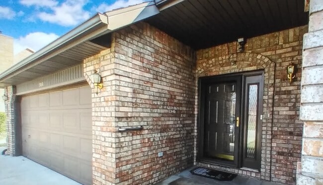 Building Photo - 308 W Aven Ave