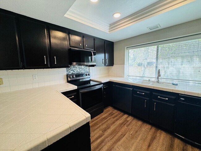 Foto del edificio - Don’t Judge the Outside—This 3BR Stuns Inside
