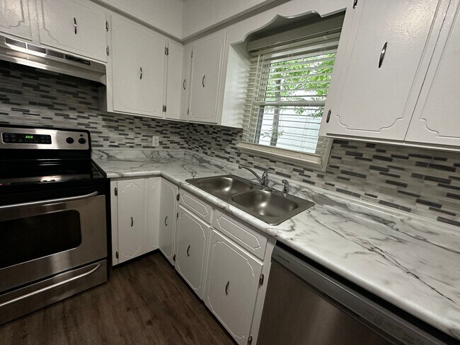 Building Photo - Beautiful home near Aksarben!