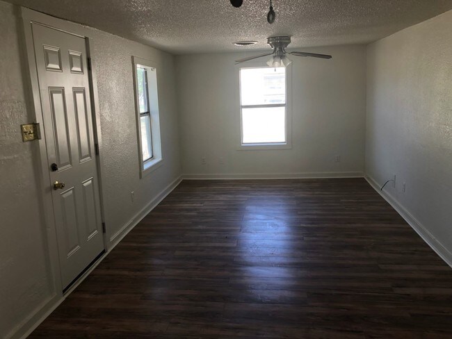 Building Photo - 2 br, 1 bath House - 712 W 12th