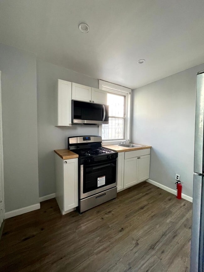 Building Photo - Bright Strawberry Mansion Apartment Close ...