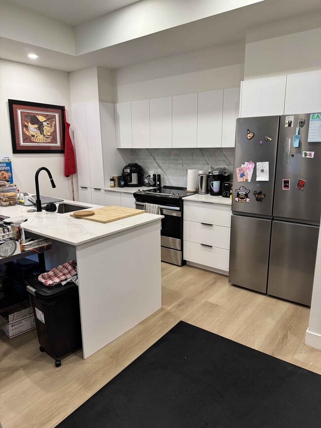 Building Photo - 253 Rue Bourget