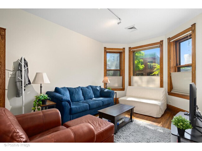 Foto del edificio - 1023 N Hoyne Ave