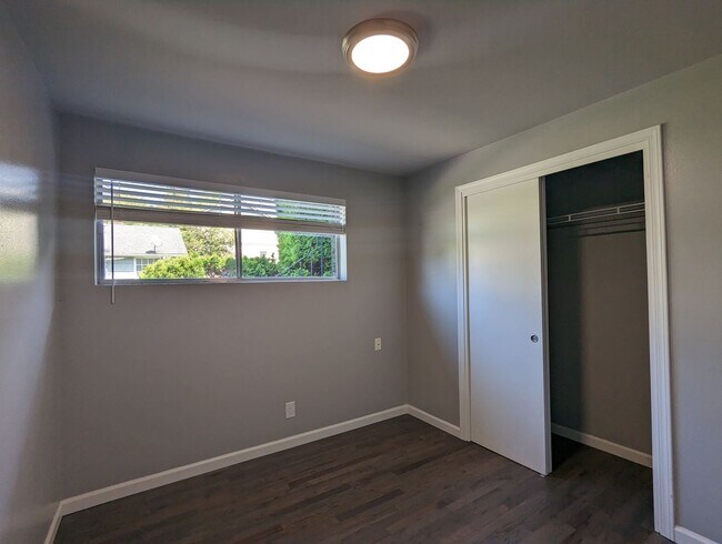 Building Photo - 2 br, 1 bath House - 9710 Woodlawn Ave N