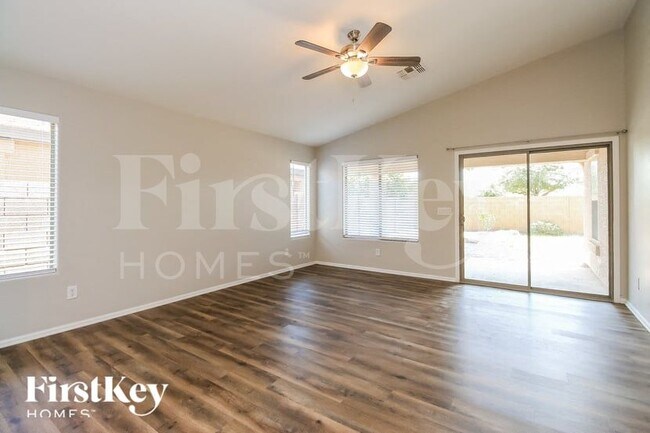 Foto del edificio - 1417 E Jeanne Ln