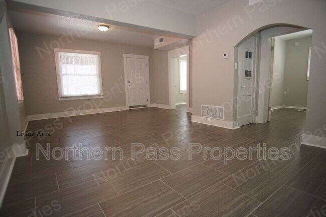 Foto del edificio - 2114 Tremont Ave