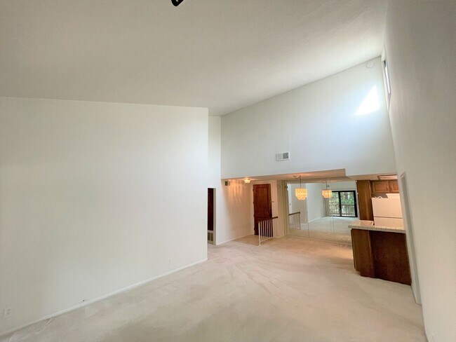 Foto del edificio - Tall vaulted ceilings, top floor condo, gr...