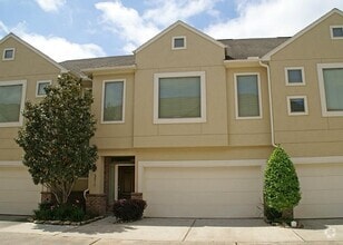 Building Photo - 3815 Center Plaza Dr