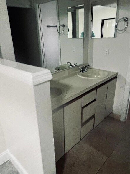 Foto del edificio - 131 Crown Point Cir