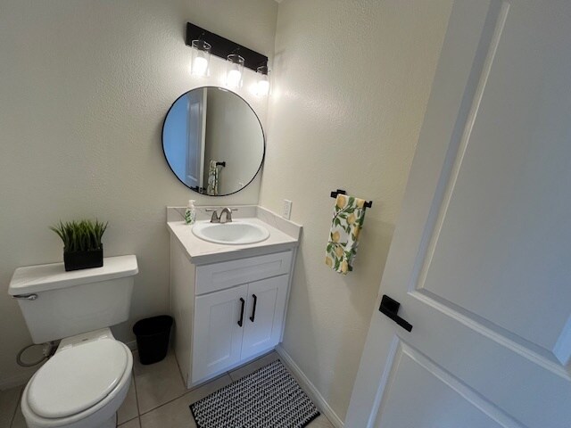 Medio baño en la planta baja con nuevos herrajes para grifos de lavabo. - 1225 N Broadway