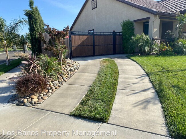 Foto del edificio - 4 br, 2.5 bath House - 2493 N Rock Creek D...