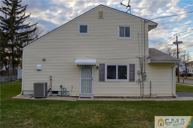 Building Photo - 33 Tennyson St