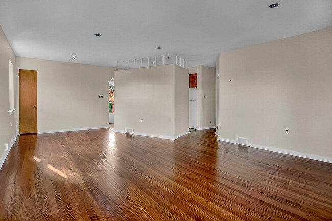 Building Photo - 3 bed 1 bath Updated Rancher For Rent