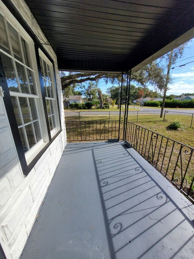 Building Photo - 1300 Poppy Ave Pensacola. January Move-in ...