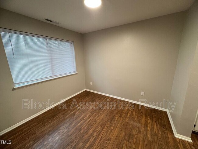 Foto del edificio - 1222 Teakwood Pl