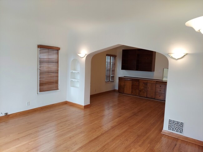 Building Photo - 751 N Edinburgh Ave
