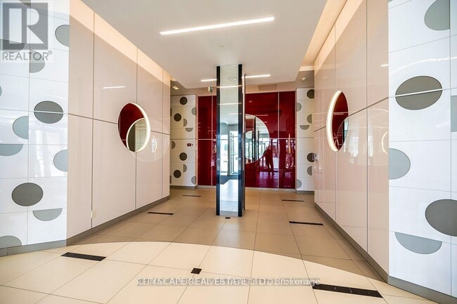 Building Photo - 30-630 Meadowglen Pl