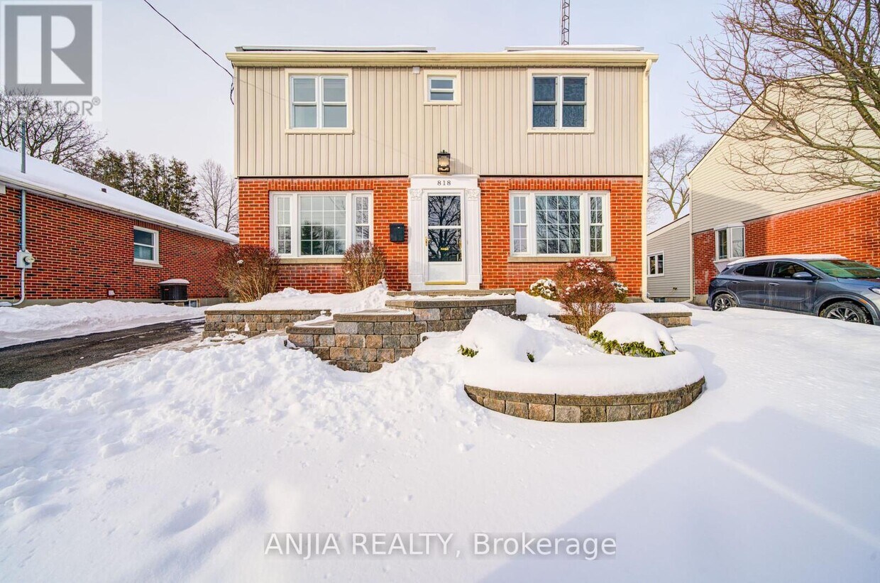 Primary Photo - 818 Masson St