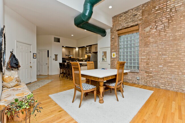 Foto del edificio - 1470 N Milwaukee Ave