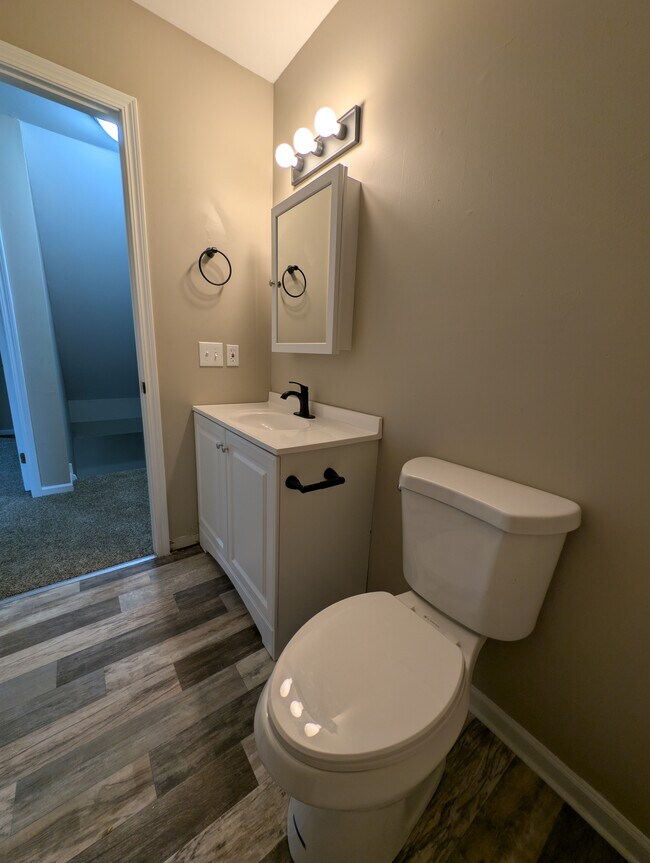 Baño completo en la planta superior - 112 E West Ave