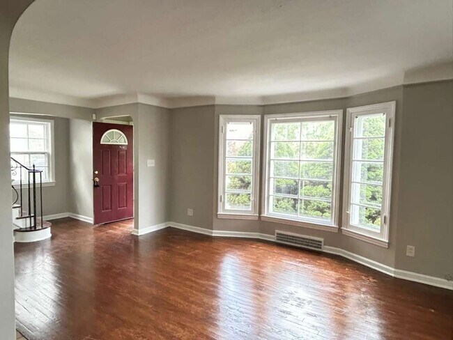 Building Photo - Charming & Spacious 4-Bed Home in Clevelan...