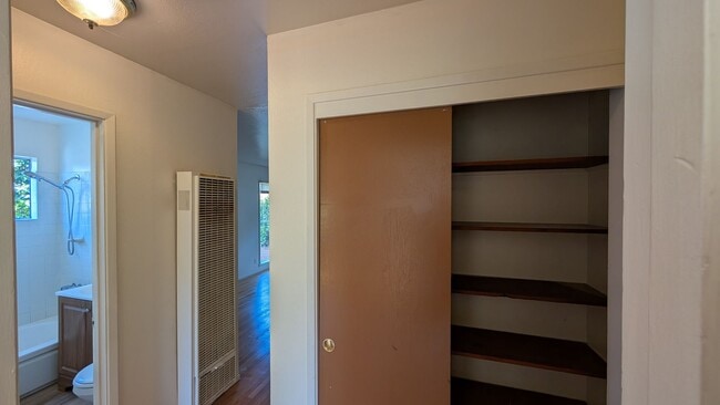 Foto del edificio - 2 bedroom 1 Bath, lower unit, located betw...