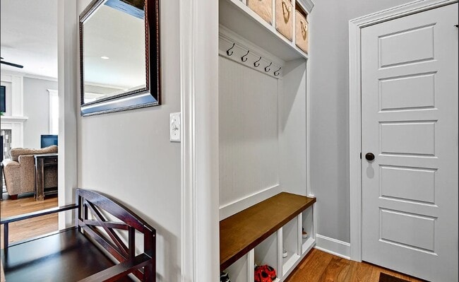 Foto del edificio - 4 BR/3BA | Newly Renovated Single Family Home | 3-Car Covered Parking | Back Deck