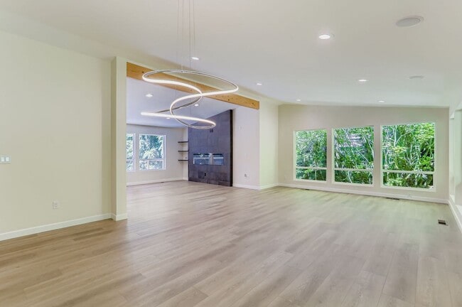 Building Photo - 4bd/2.75ba Woodinville House