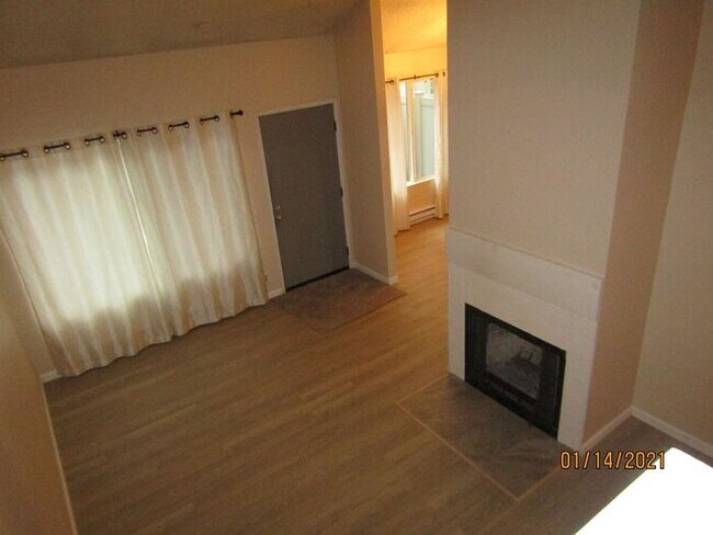 Foto del edificio - 6627 Meadow Pines Ave