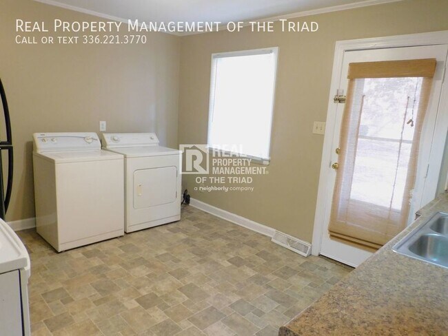 Building Photo - **MOVE IN SPECIAL** Adorable 2BR/1BA Apart...