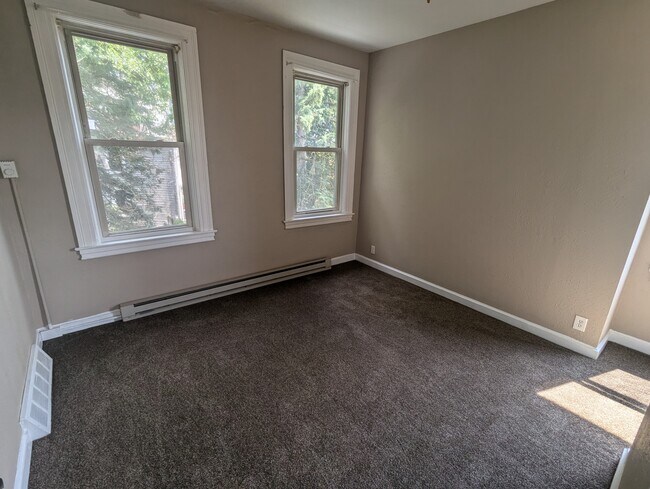 Dormitorio - 300 South School Street