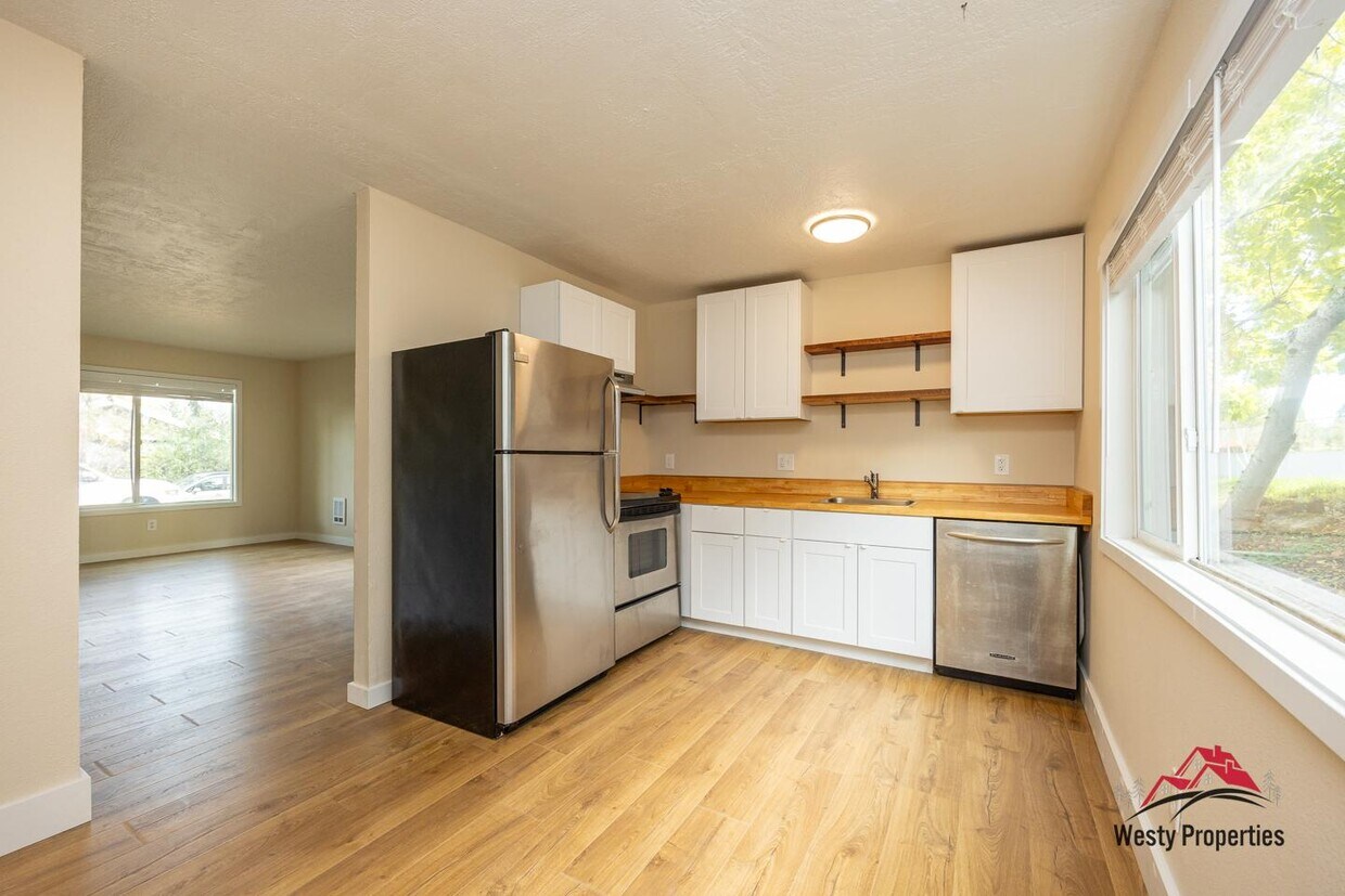 Primary Photo - 212 N Dekum St