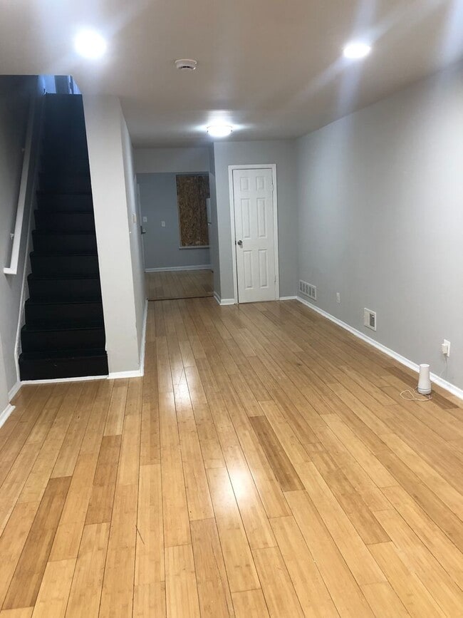 Foto del edificio - 2 bedroom 1 bathroom recently renovated in Baltimore city