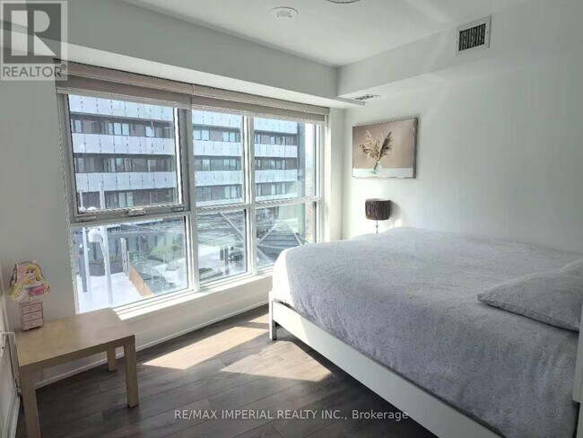 Photo du bâtiment - 585-585 Bloor St E