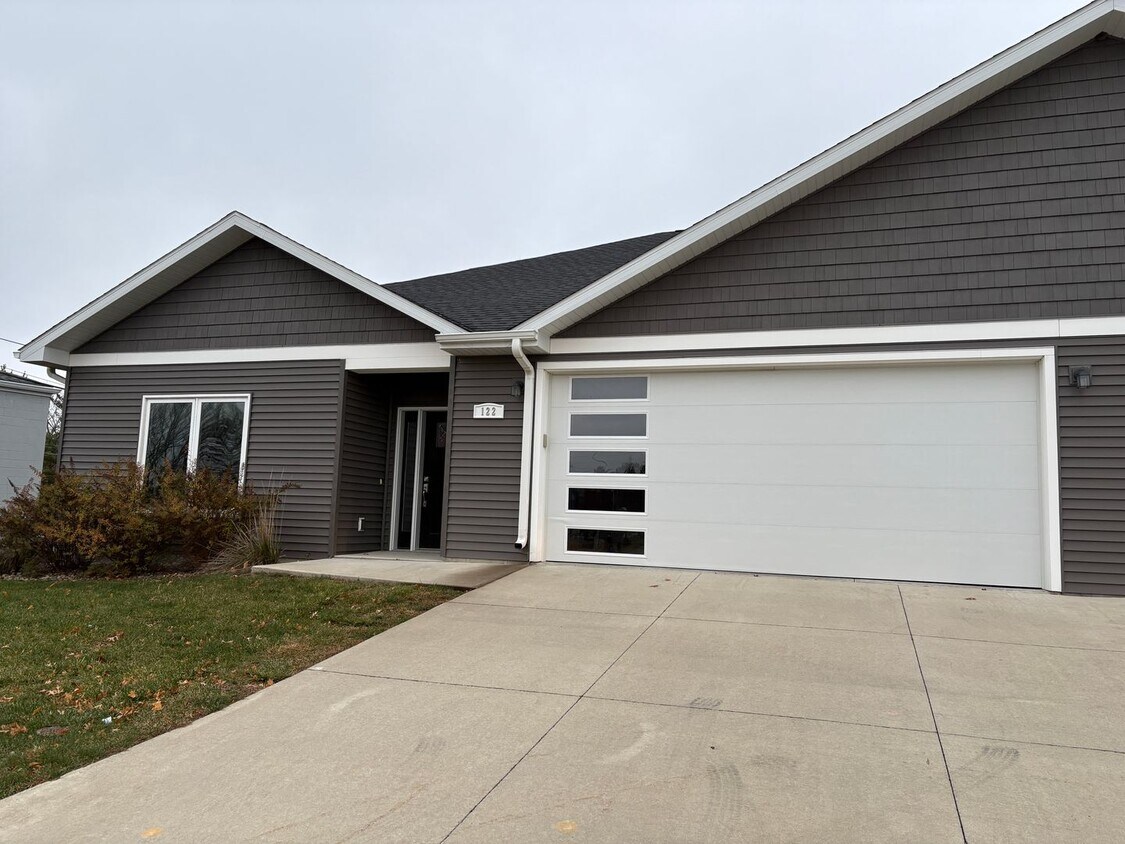 Foto principal - PRICE REDUCED!!! 4 bed / 3 bath Twinhome for Rent!