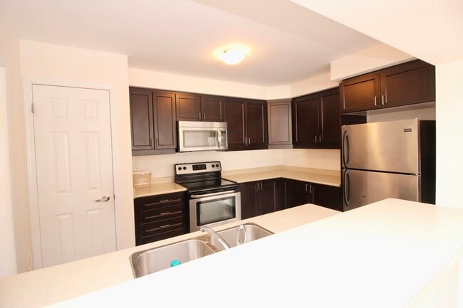 Photo du bâtiment - 603 Attenborough Terrace