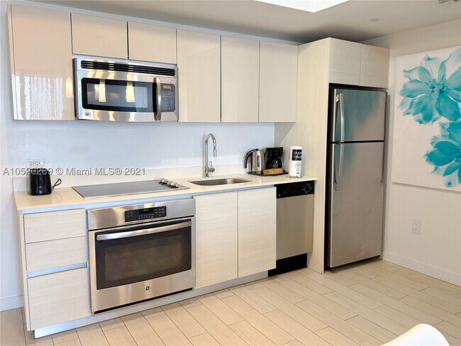 Building Photo - 2602 Hallandale Ave