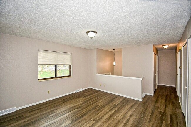 Building Photo - 912 Redwing Dr