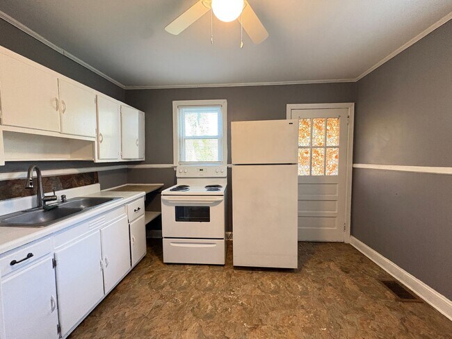 Foto del edificio - 2 Bedroom, 1 Bathroom House in Winston-Salem!