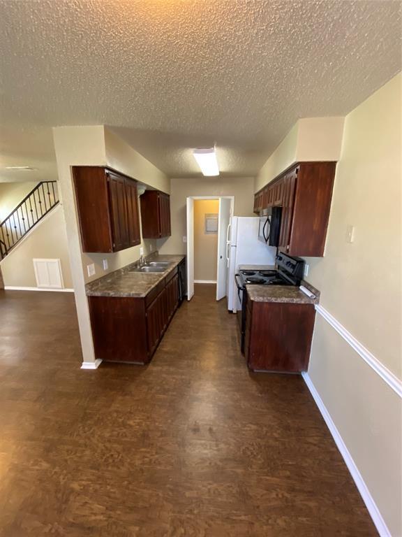 Foto del edificio - 5904 Holiday Ln