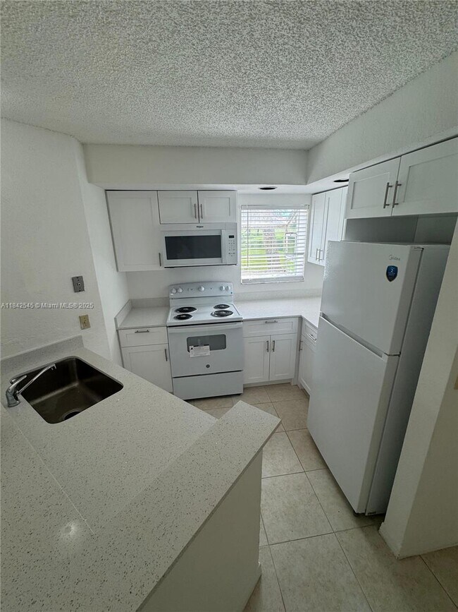 Building Photo - 3400 Pinewalk Dr N