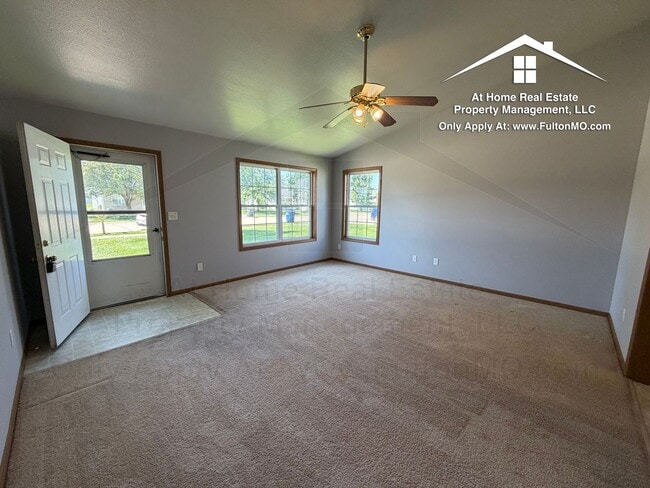 Building Photo - Sabre Circle 427–429 Duplex