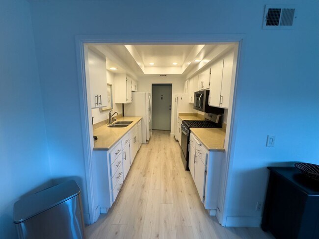 Building Photo - 2110 Palos Verdes Dr N