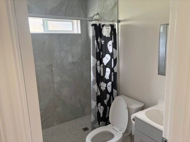 Baño - 1645 Kamehameha IV Rd