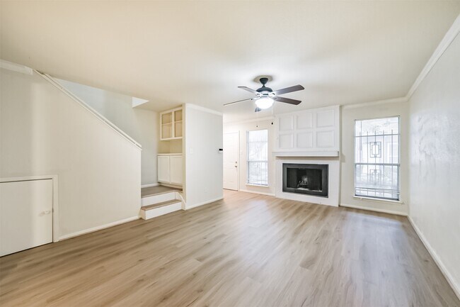 Foto del edificio - 5917 Fairdale Ln