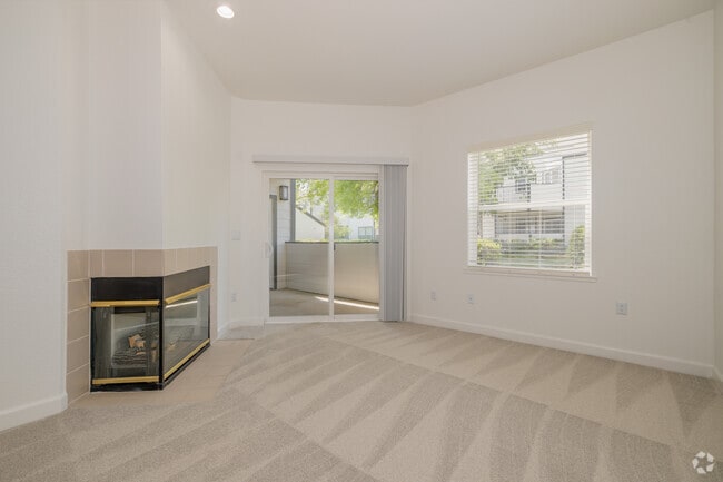 1BR, 1BA - 761SF - Living Room - GRANITE CREEK